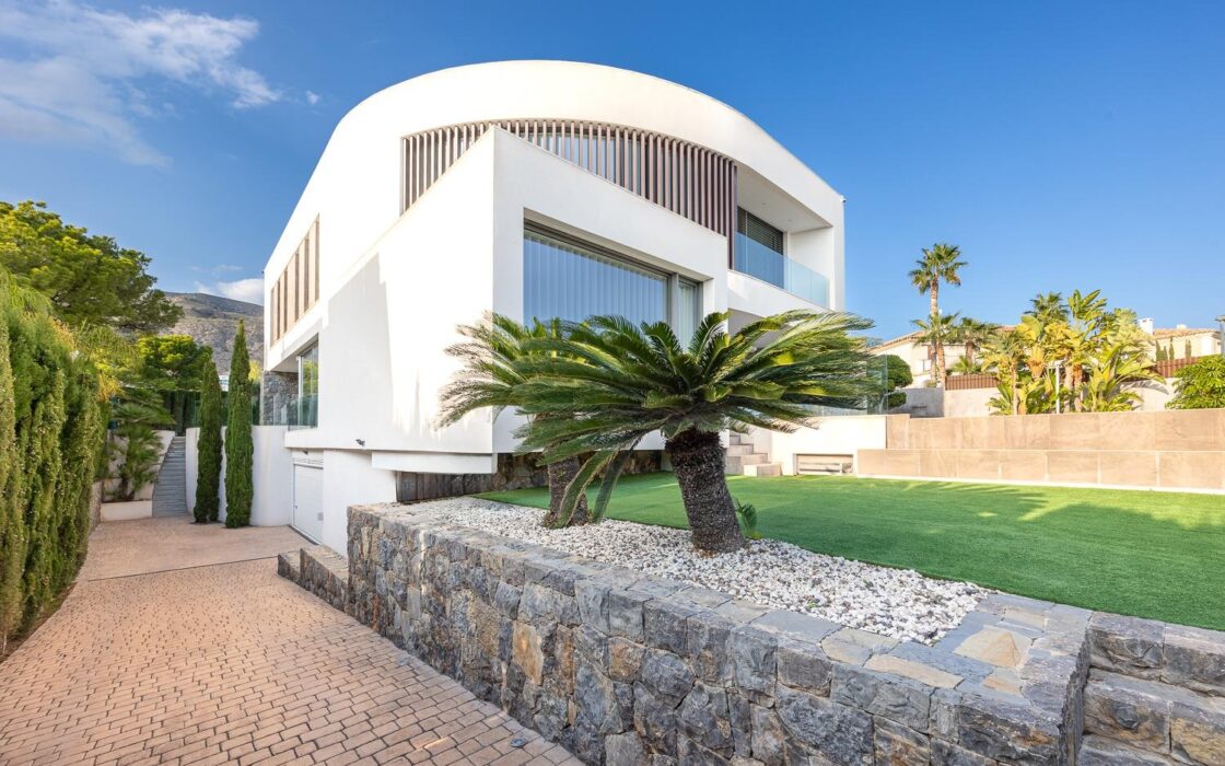 Вілла у Фінестраті 386 кв.м з панорамним видом та басейном