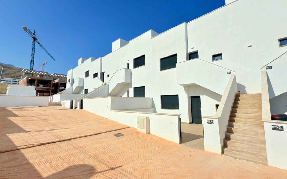 Новий бунгало у Фінестраті з терасою 80 кв.м для відпочинку