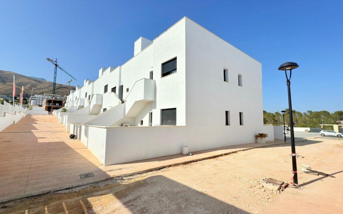 Новий бунгало у Фінестраті з терасою 80 кв.м для відпочинку