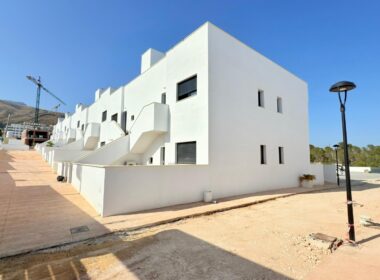 Новый бунгало в Финестрате с террасой 80 кв.м для отдыха