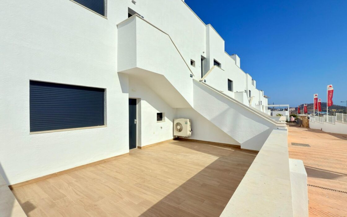 Новий бунгало у Фінестраті з терасою 80 кв.м для відпочинку