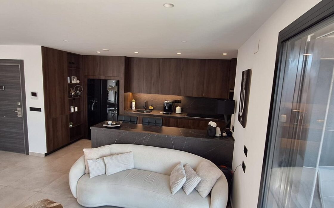 Современная квартира в центре Торревьехи с террасой 140 кв.м