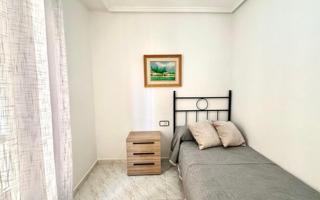 Апартаменты в Торревьехе 60 кв.м с террасой у моря