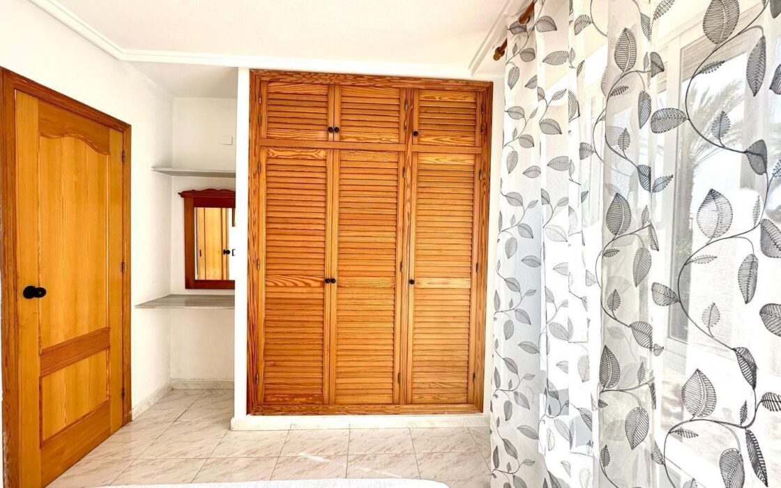 Апартаменты в Торревьехе 60 кв.м с террасой у моря