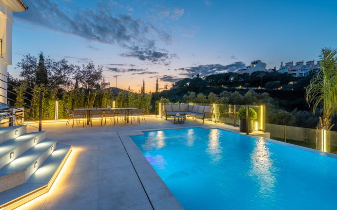 Отдельная вилла в Марбелье с террасой 496 кв.м