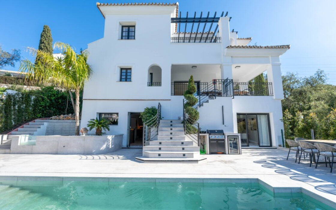 Отдельная вилла в Марбелье с террасой 496 кв.м