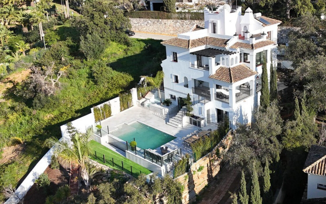 Отдельная вилла в Марбелье с террасой 496 кв.м