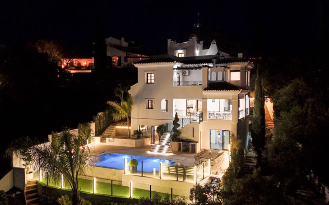 Отдельная вилла в Марбелье с террасой 496 кв.м