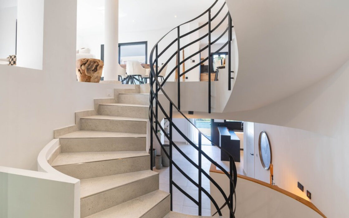 Отдельная вилла в Марбелье с террасой 496 кв.м