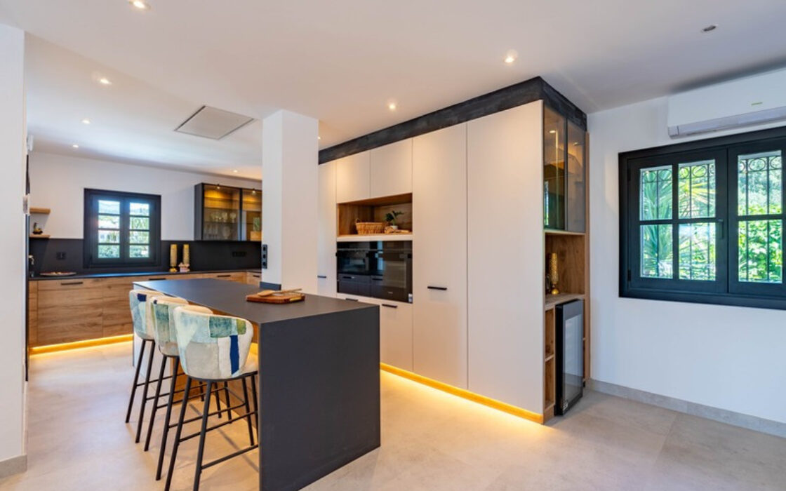 Отдельная вилла в Марбелье с террасой 496 кв.м