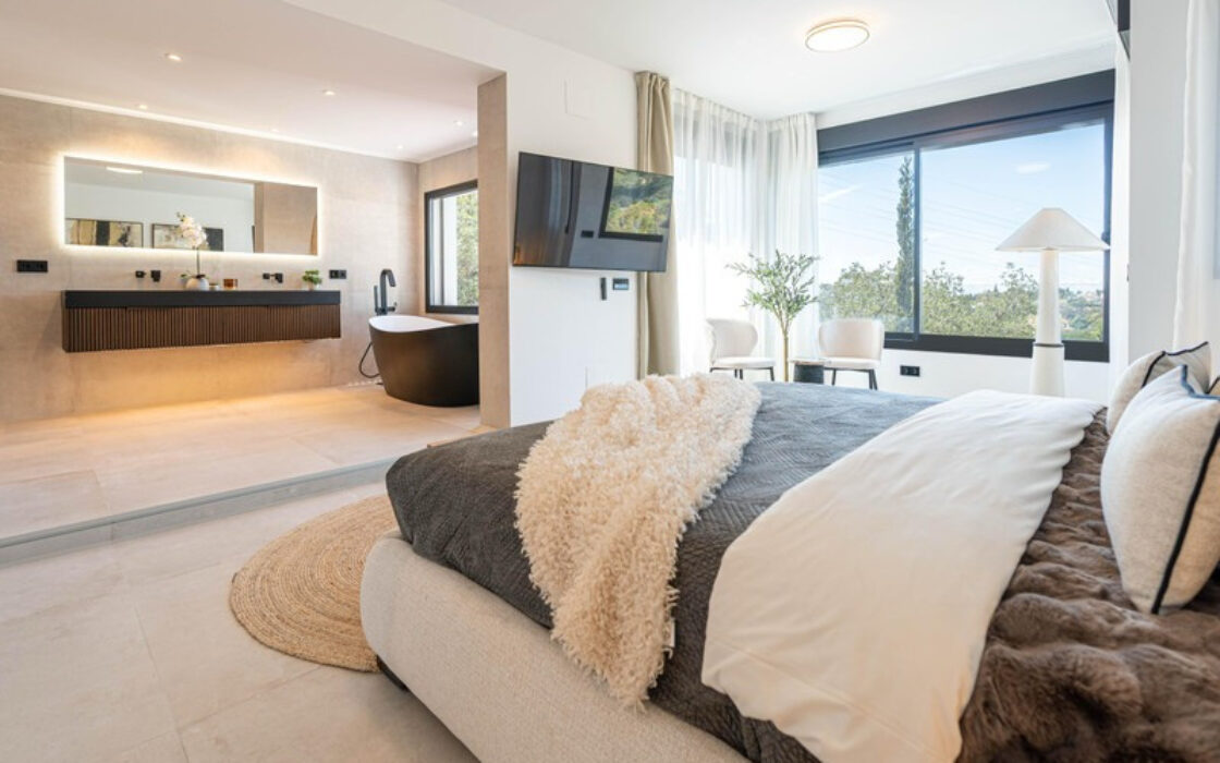 Отдельная вилла в Марбелье с террасой 496 кв.м