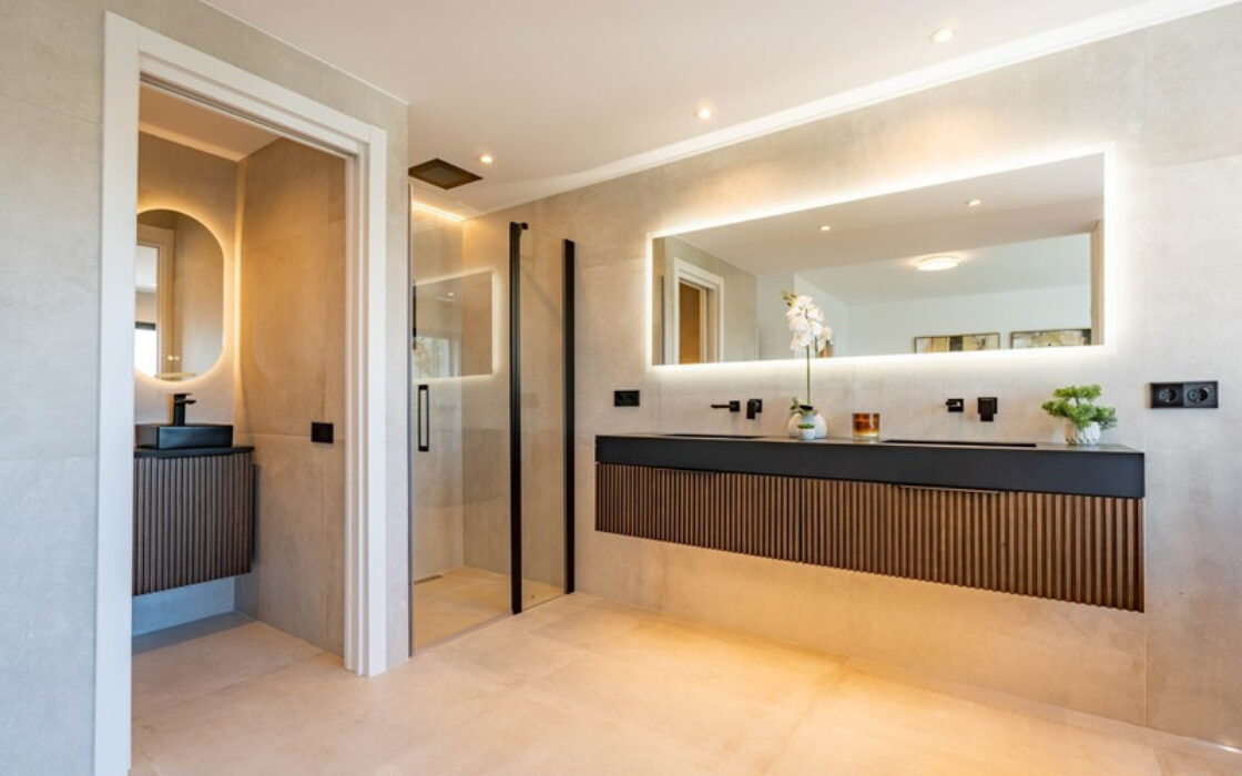 Отдельная вилла в Марбелье с террасой 496 кв.м