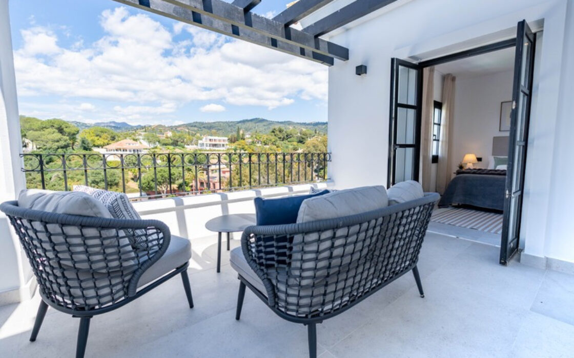 Отдельная вилла в Марбелье с террасой 496 кв.м