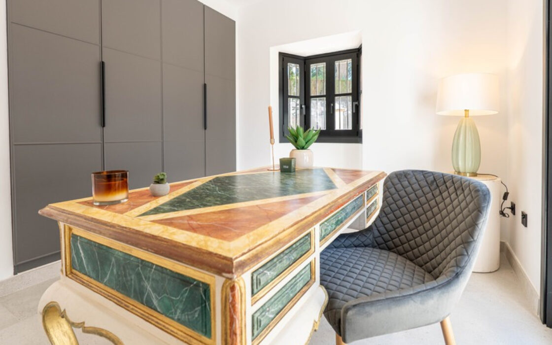 Отдельная вилла в Марбелье с террасой 496 кв.м