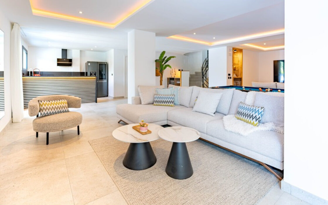 Отдельная вилла в Марбелье с террасой 496 кв.м