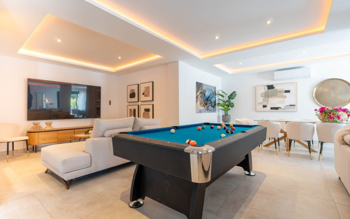 Отдельная вилла в Марбелье с террасой 496 кв.м