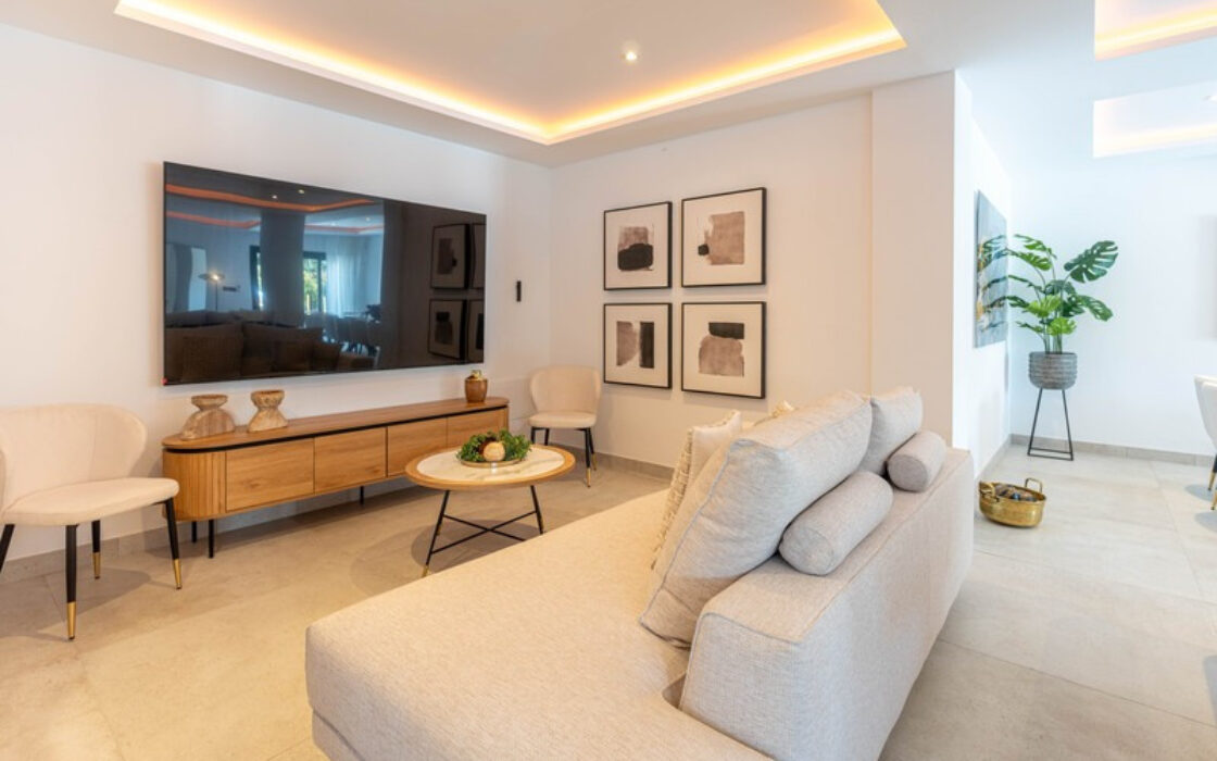 Отдельная вилла в Марбелье с террасой 496 кв.м