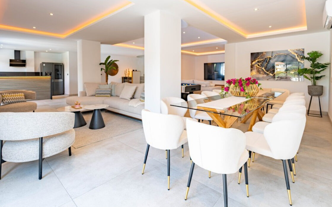 Отдельная вилла в Марбелье с террасой 496 кв.м