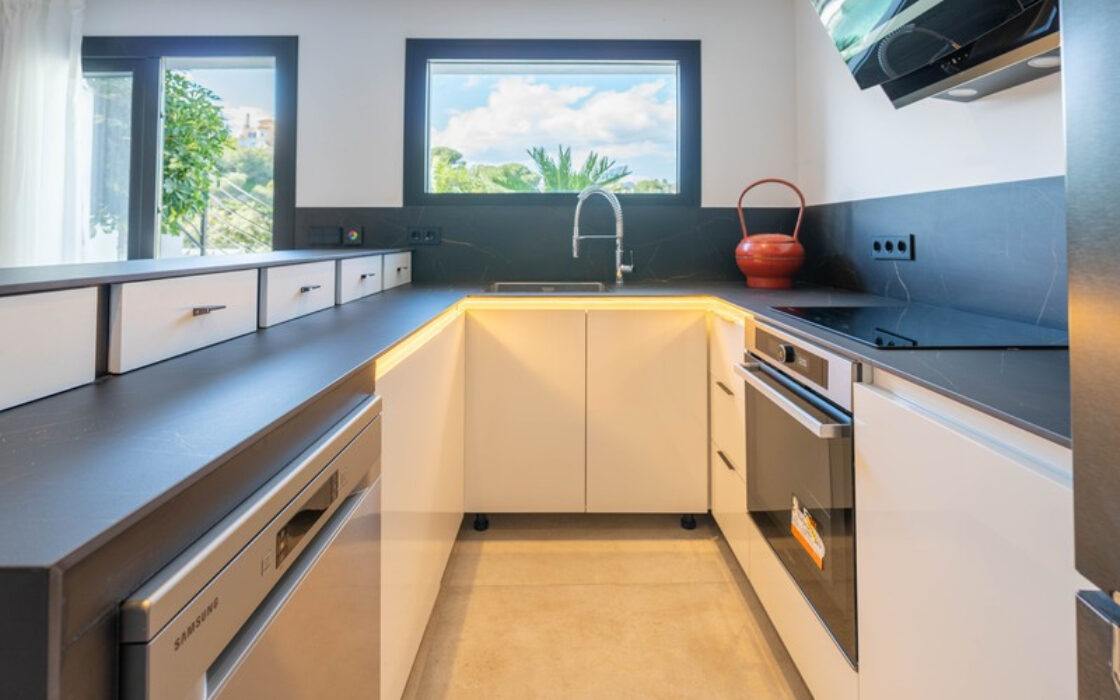 Отдельная вилла в Марбелье с террасой 496 кв.м