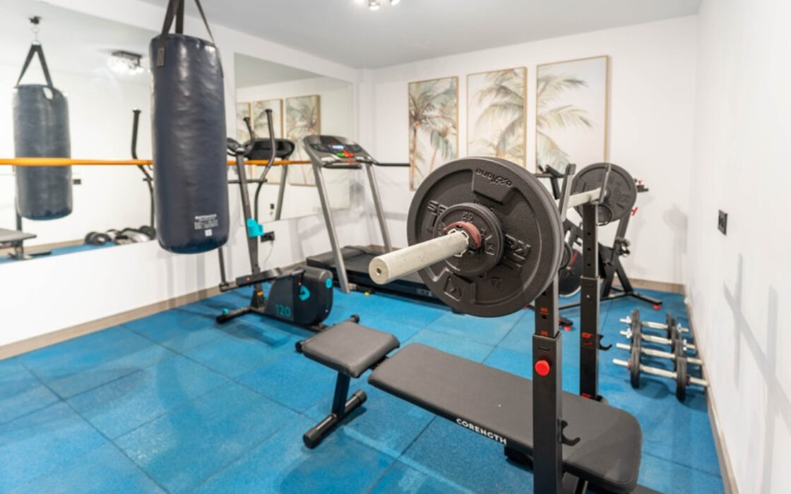 Отдельная вилла в Марбелье с террасой 496 кв.м