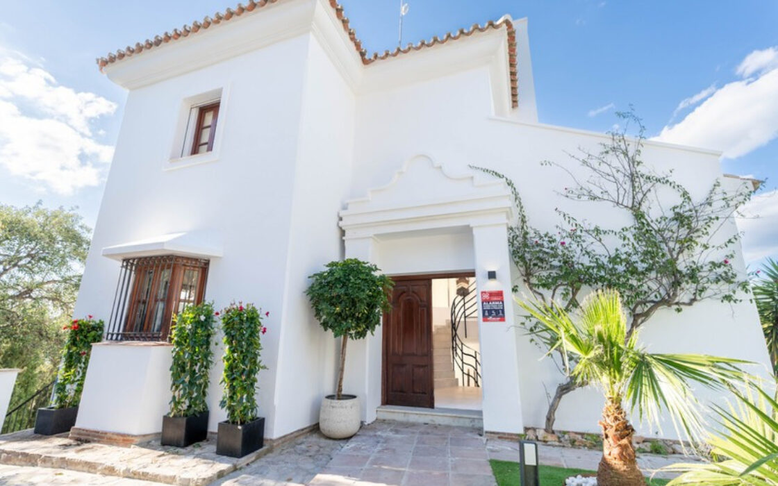 Отдельная вилла в Марбелье с террасой 496 кв.м