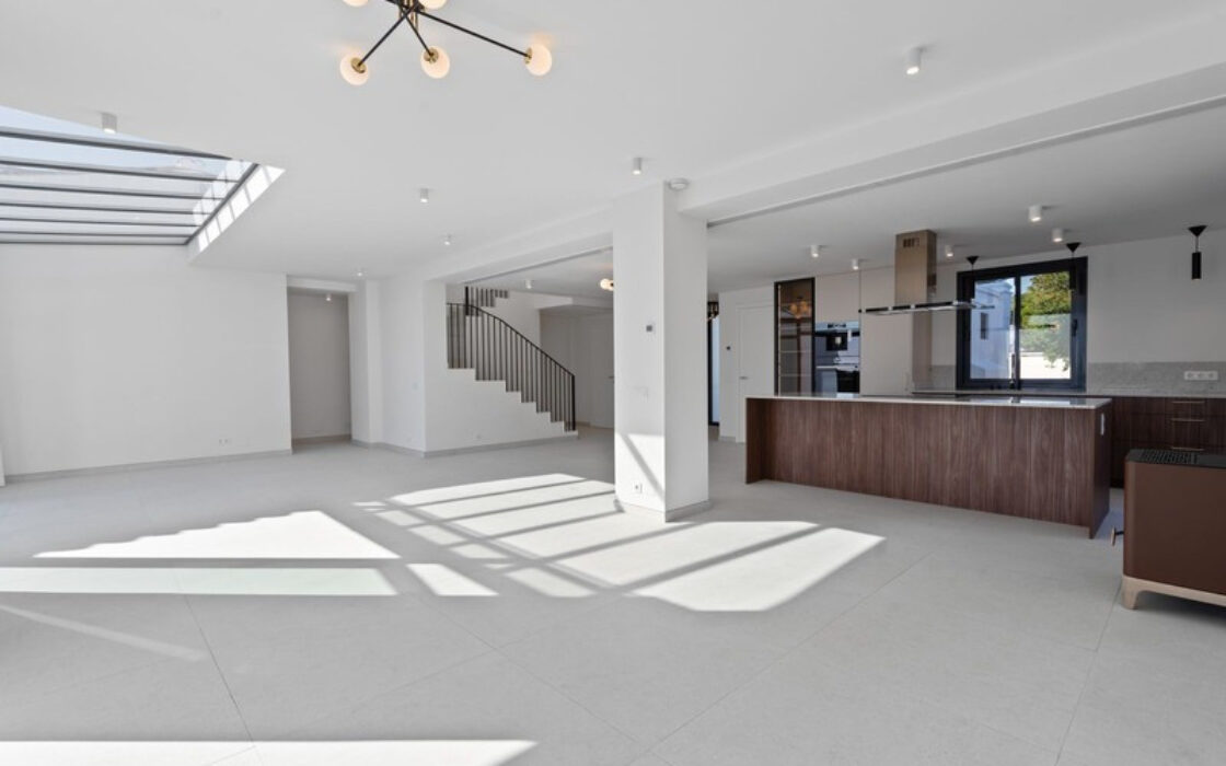 Окрема вілла в Ельвірії 181 кв.м з терасою біля моря