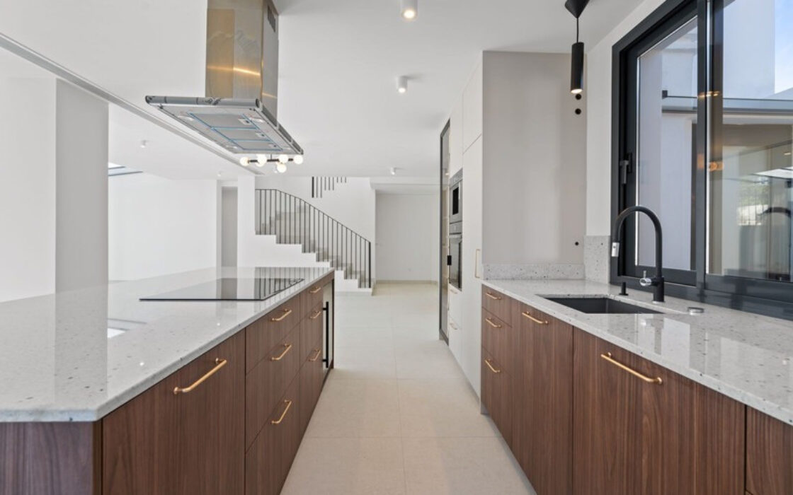 Окрема вілла в Ельвірії 181 кв.м з терасою біля моря