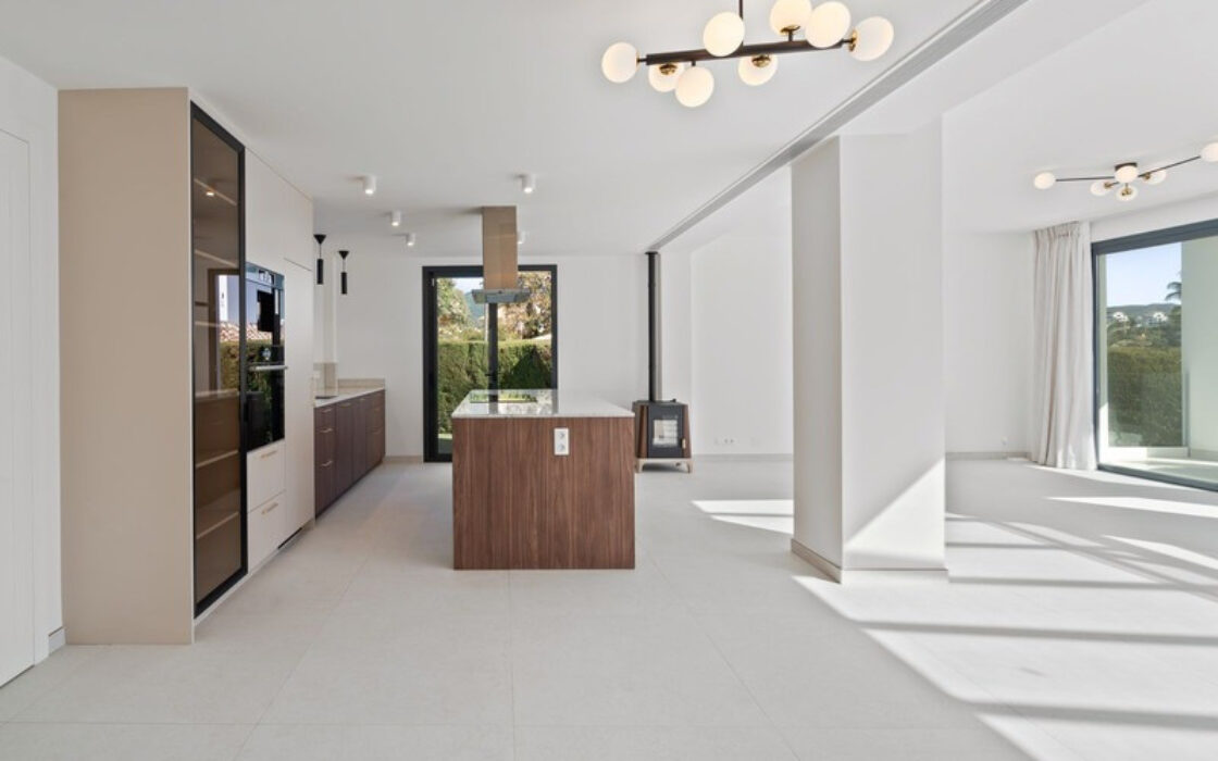 Окрема вілла в Ельвірії 181 кв.м з терасою біля моря