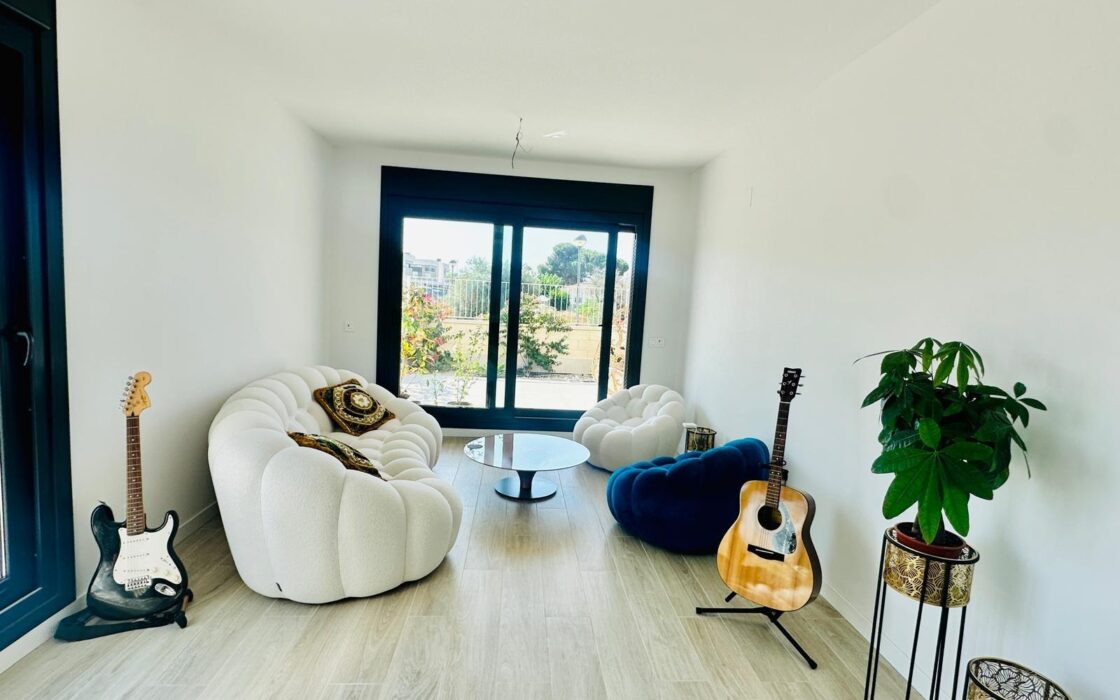 Апартаменты 80 кв.м в Аликанте с террасой у моря