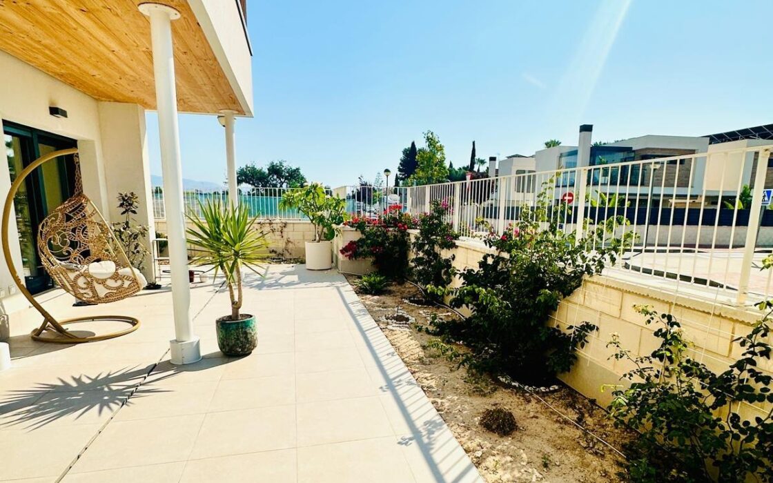 Апартаменты 80 кв.м в Аликанте с террасой у моря