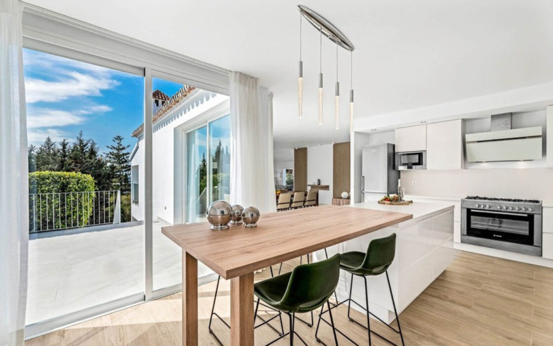 Отдельная вилла в Марбелье 302 кв.м с террасой у моря