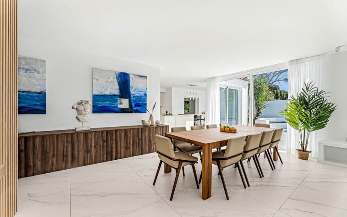 Отдельная вилла в Марбелье 302 кв.м с террасой у моря