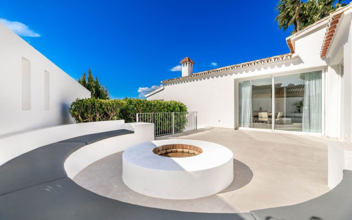 Отдельная вилла в Марбелье 302 кв.м с террасой у моря