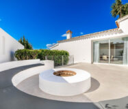 Отдельная вилла в Марбелье 302 кв.м с террасой у моря