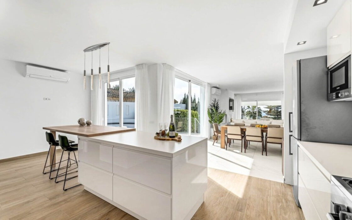 Отдельная вилла в Марбелье 302 кв.м с террасой у моря