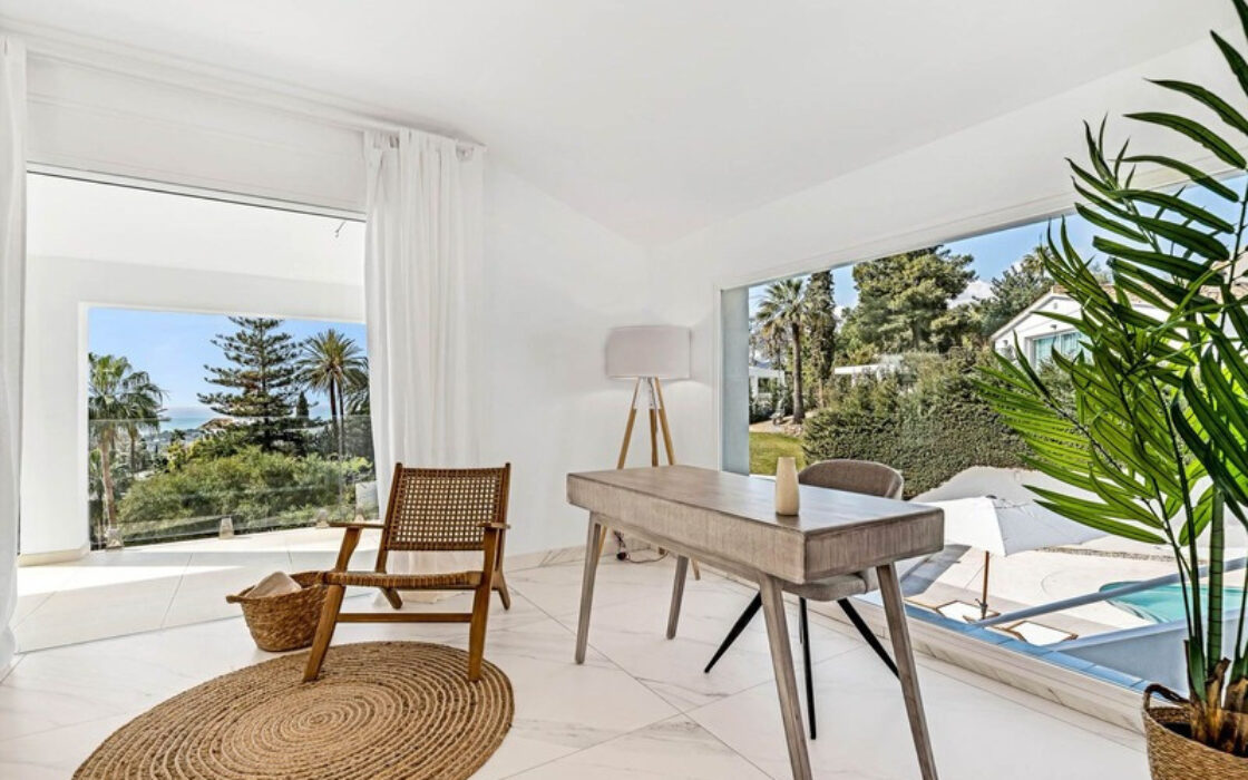 Отдельная вилла в Марбелье 302 кв.м с террасой у моря