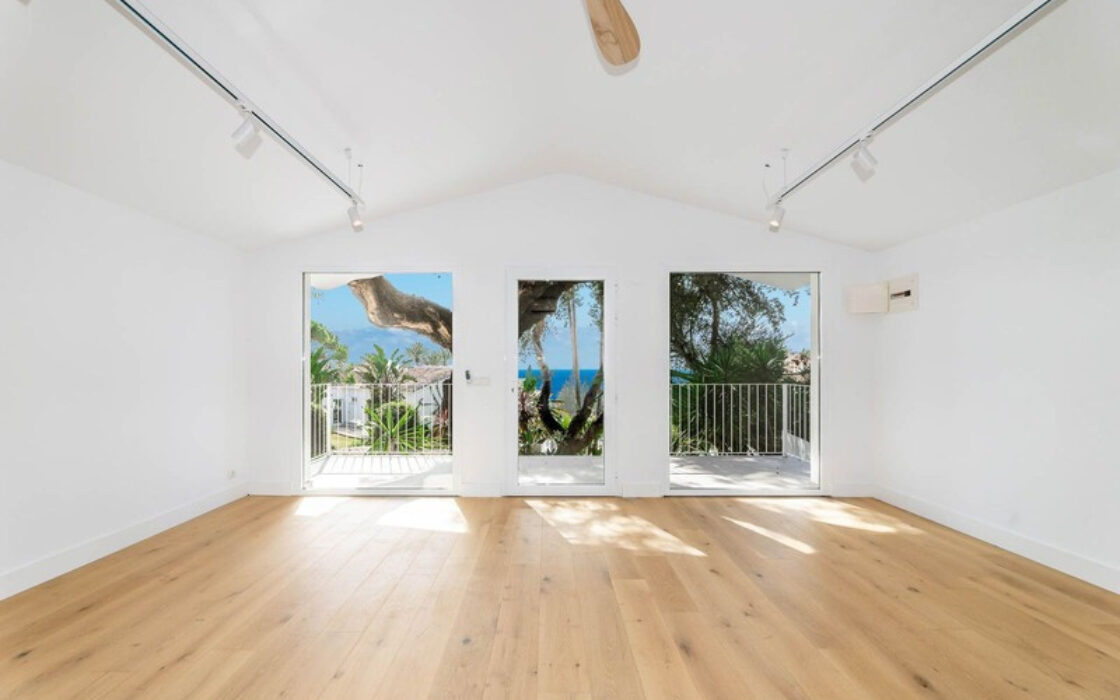 Отдельная вилла в Марбелье 302 кв.м с террасой у моря