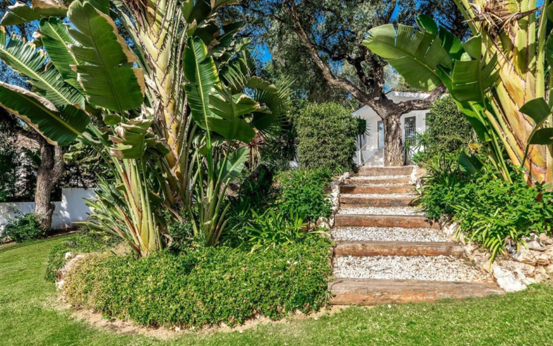 Отдельная вилла в Марбелье 302 кв.м с террасой у моря