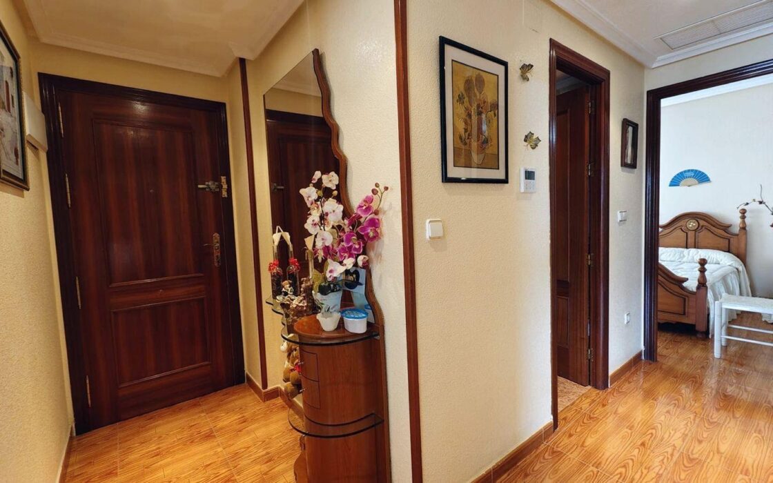 Апартаменты в Торревьехе 79 кв.м с террасой у моря