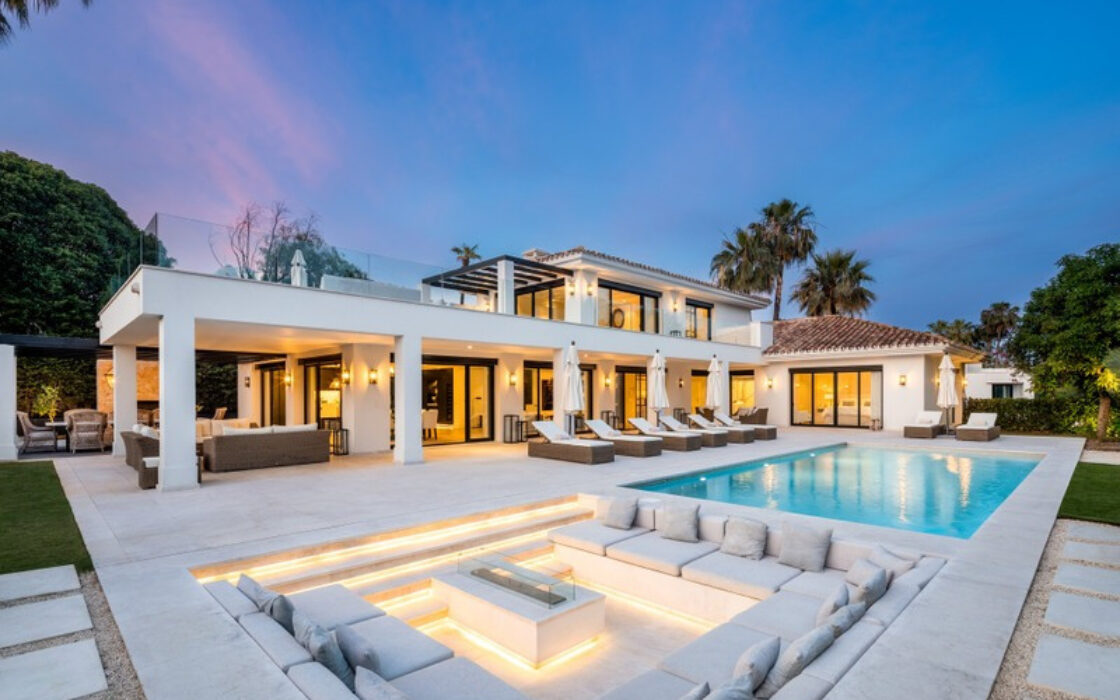 Вілла в Nueva Andalucía 490 кв.м з терасою та меблями