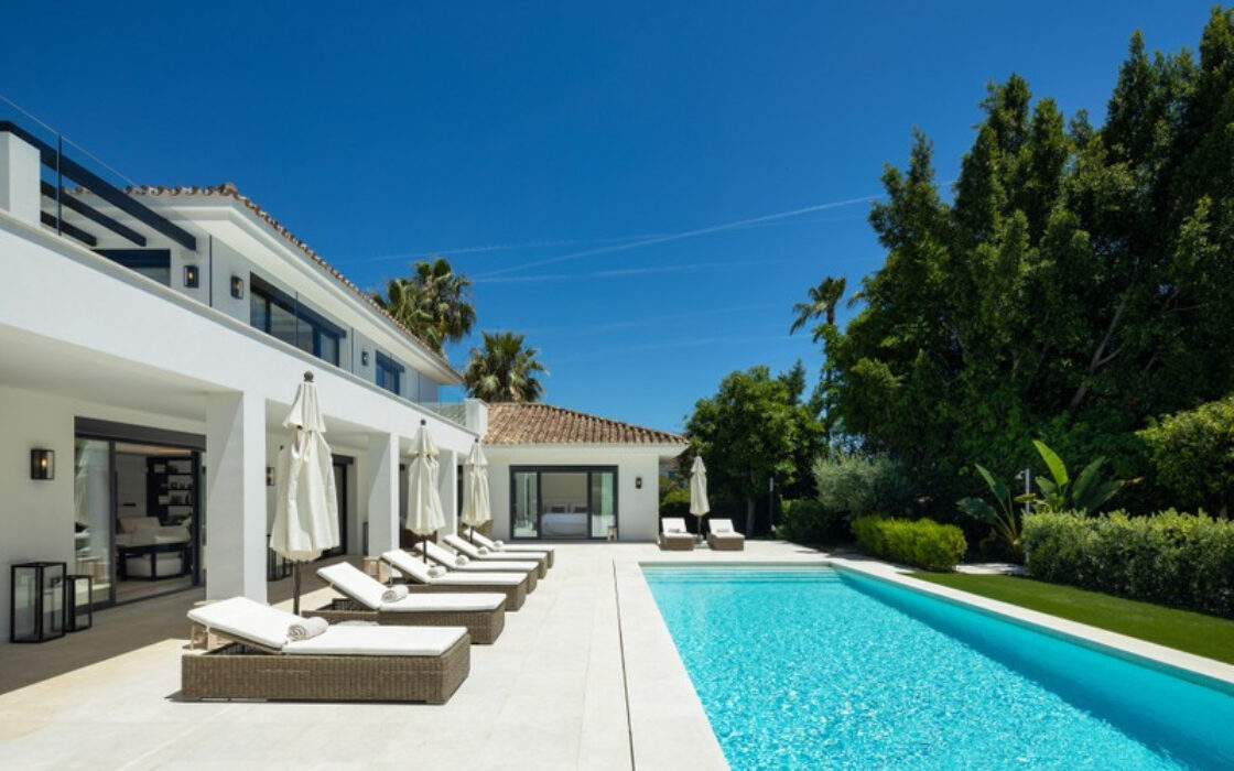 Вілла в Nueva Andalucía 490 кв.м з терасою та меблями