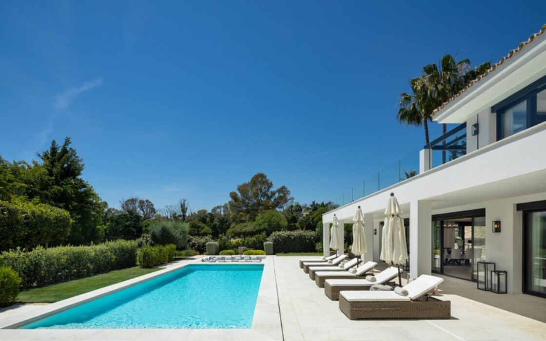 Вілла в Nueva Andalucía 490 кв.м з терасою та меблями