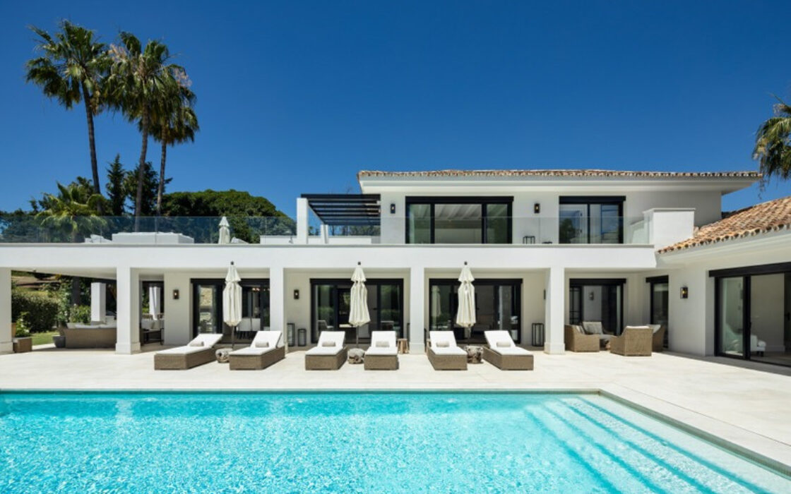 Вілла в Nueva Andalucía 490 кв.м з терасою та меблями