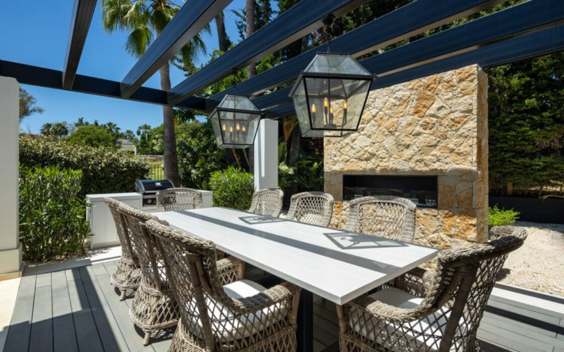 Вілла в Nueva Andalucía 490 кв.м з терасою та меблями