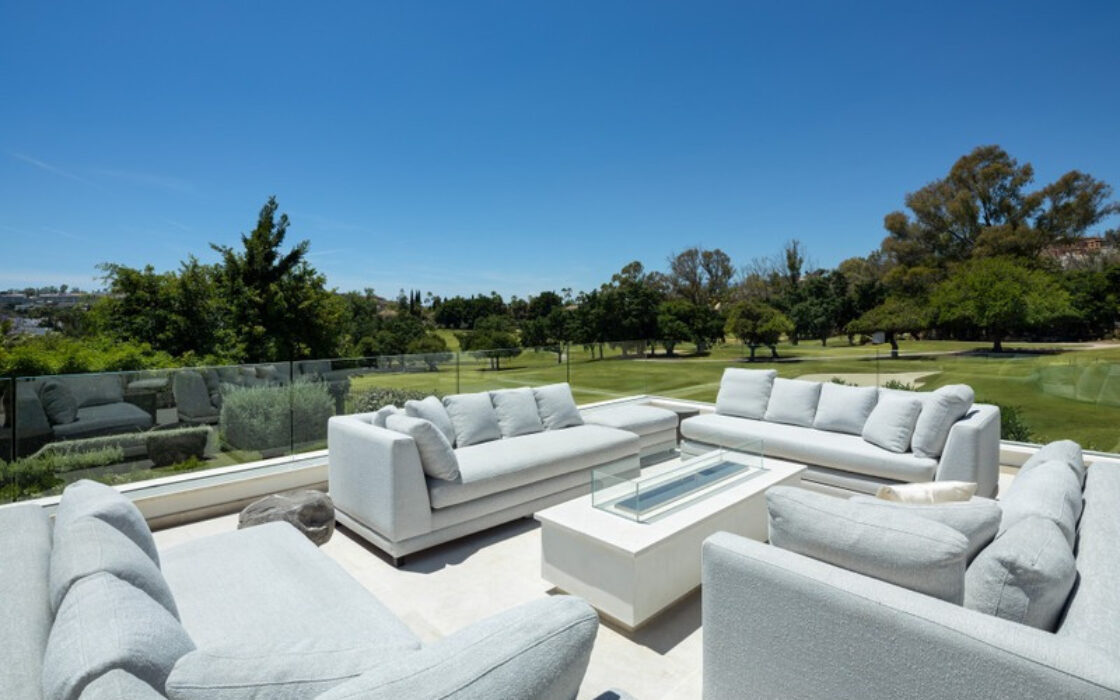 Вілла в Nueva Andalucía 490 кв.м з терасою та меблями