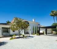 Вілла в Nueva Andalucía 490 кв.м з терасою та меблями