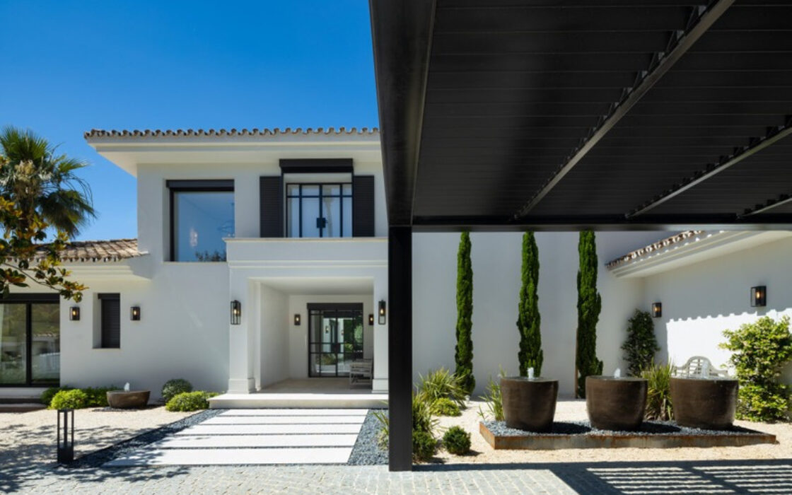 Вілла в Nueva Andalucía 490 кв.м з терасою та меблями