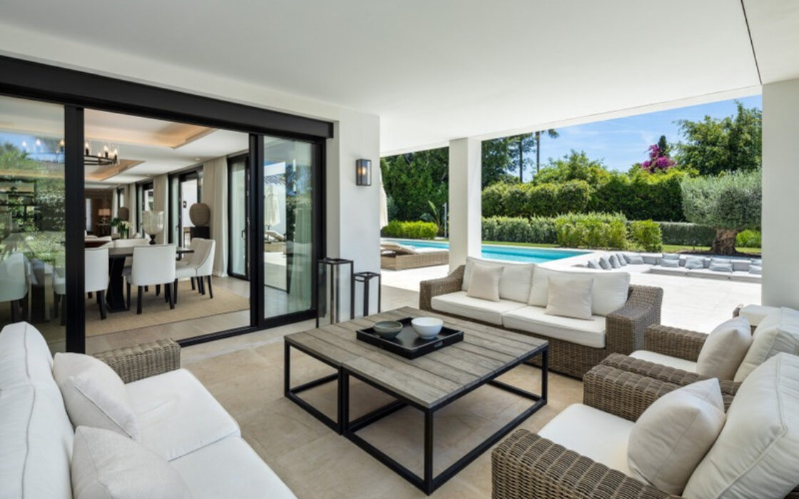 Вілла в Nueva Andalucía 490 кв.м з терасою та меблями