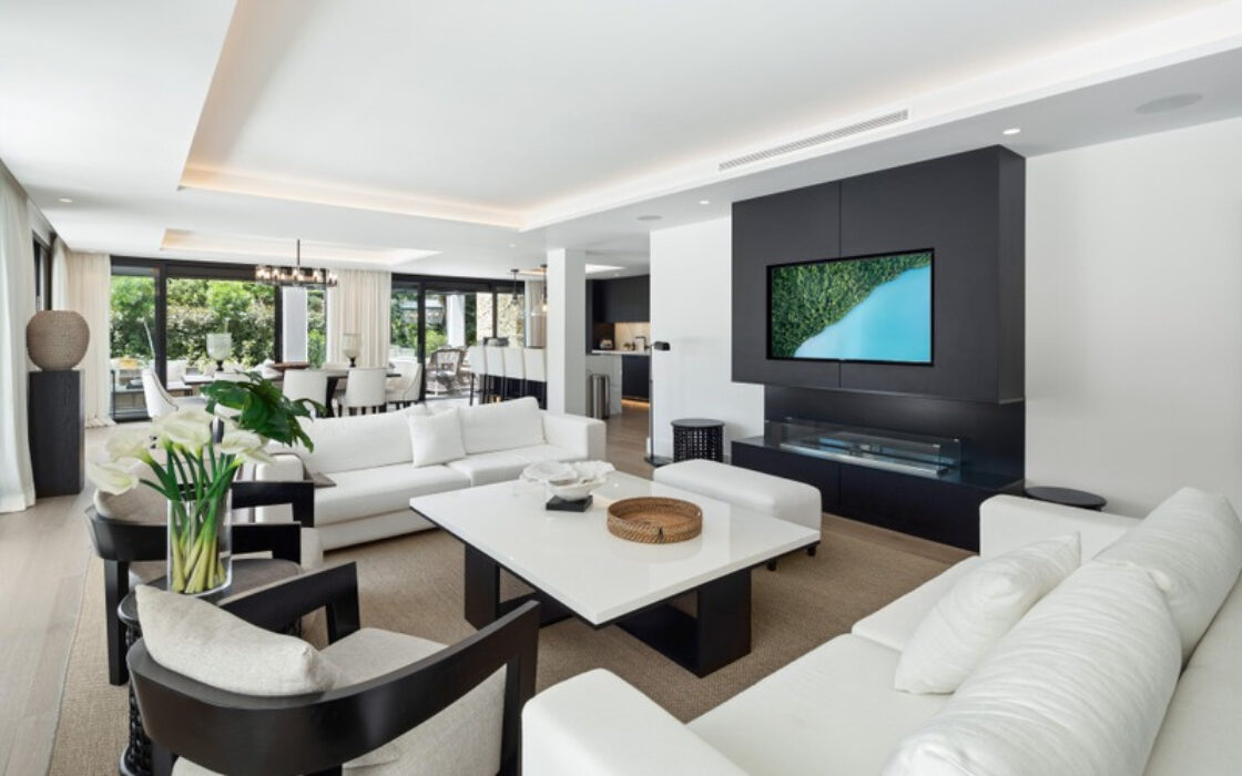 Вілла в Nueva Andalucía 490 кв.м з терасою та меблями