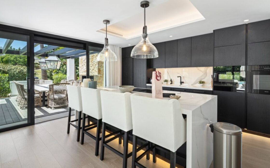 Вілла в Nueva Andalucía 490 кв.м з терасою та меблями